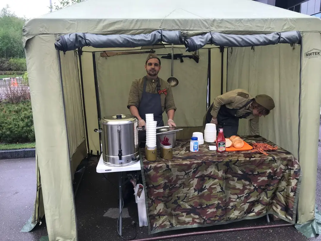 Палатка полевой кухни в камуфляже у бизнес-центра