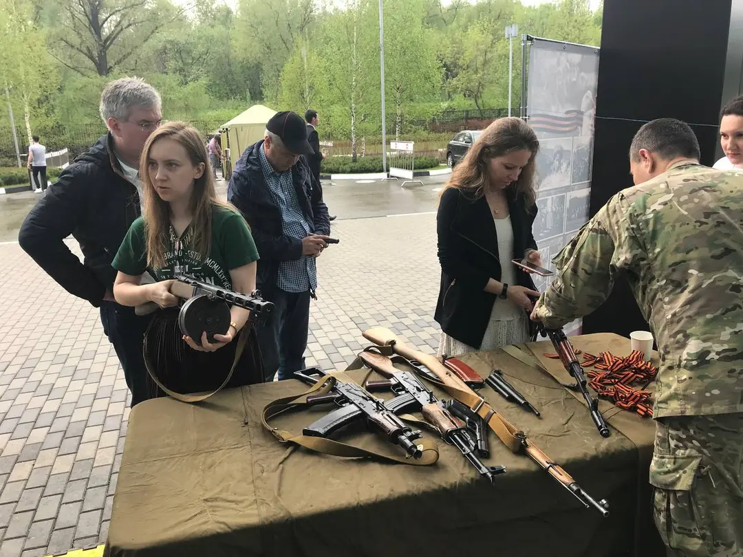 Сотрудники собирают автомат на интерактиве к 23 Февраля