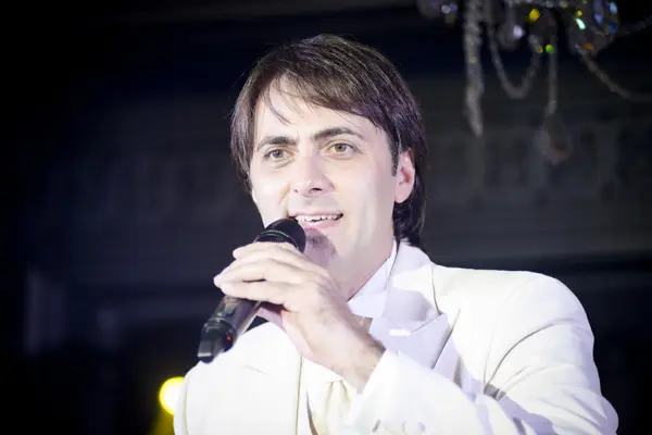 Алек Шахбазян ведёт праздник