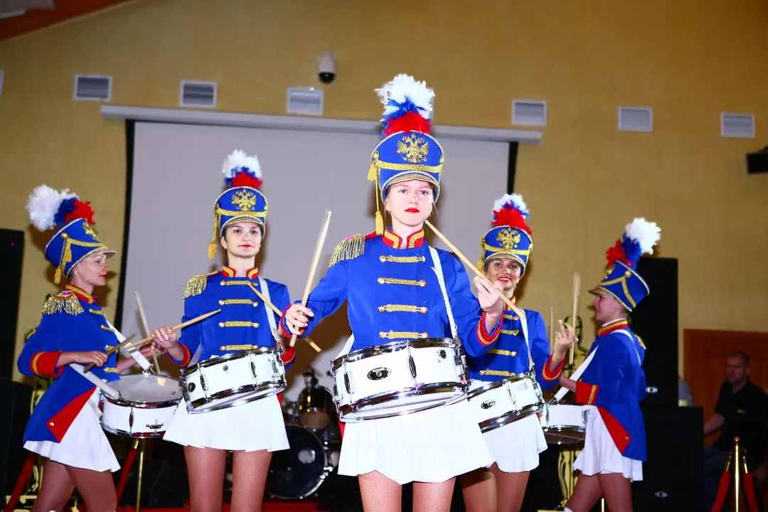 Барабанщицы в синих гусарских мундирах с барабанами, крупный план