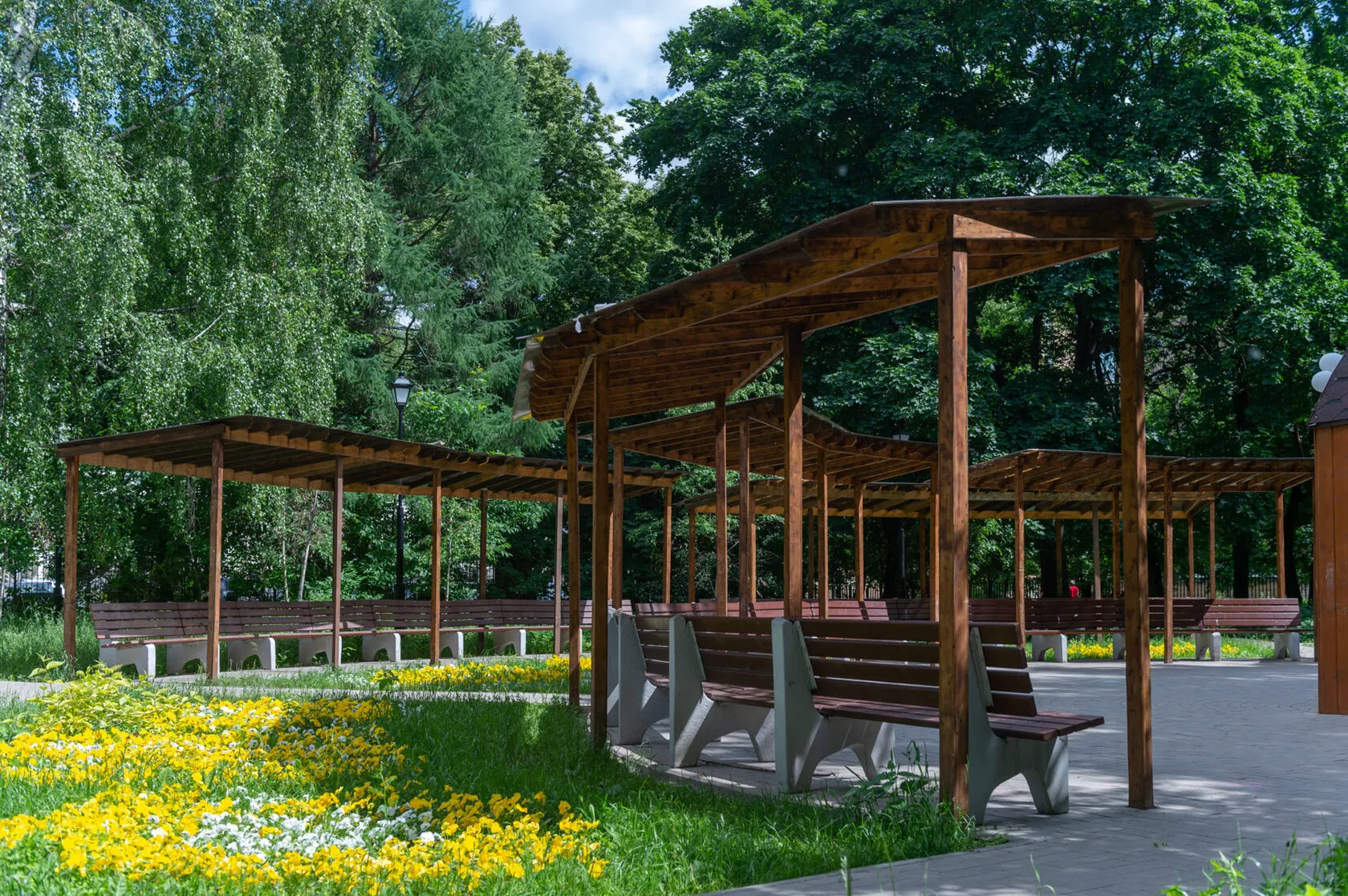 Перголы и скамейки в городском парке