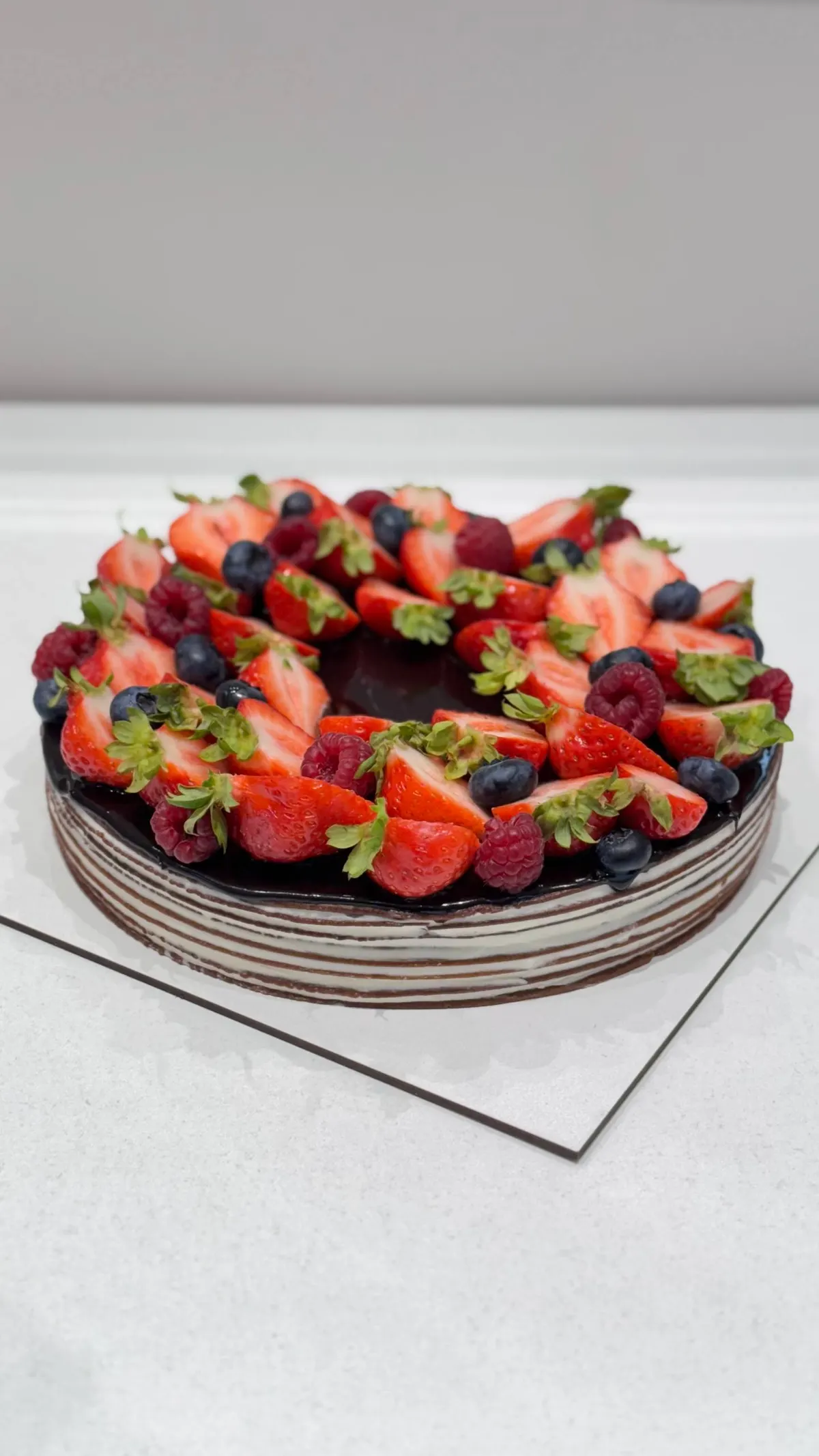 Шоколадный торт с кольцом из клубники, малины и голубики