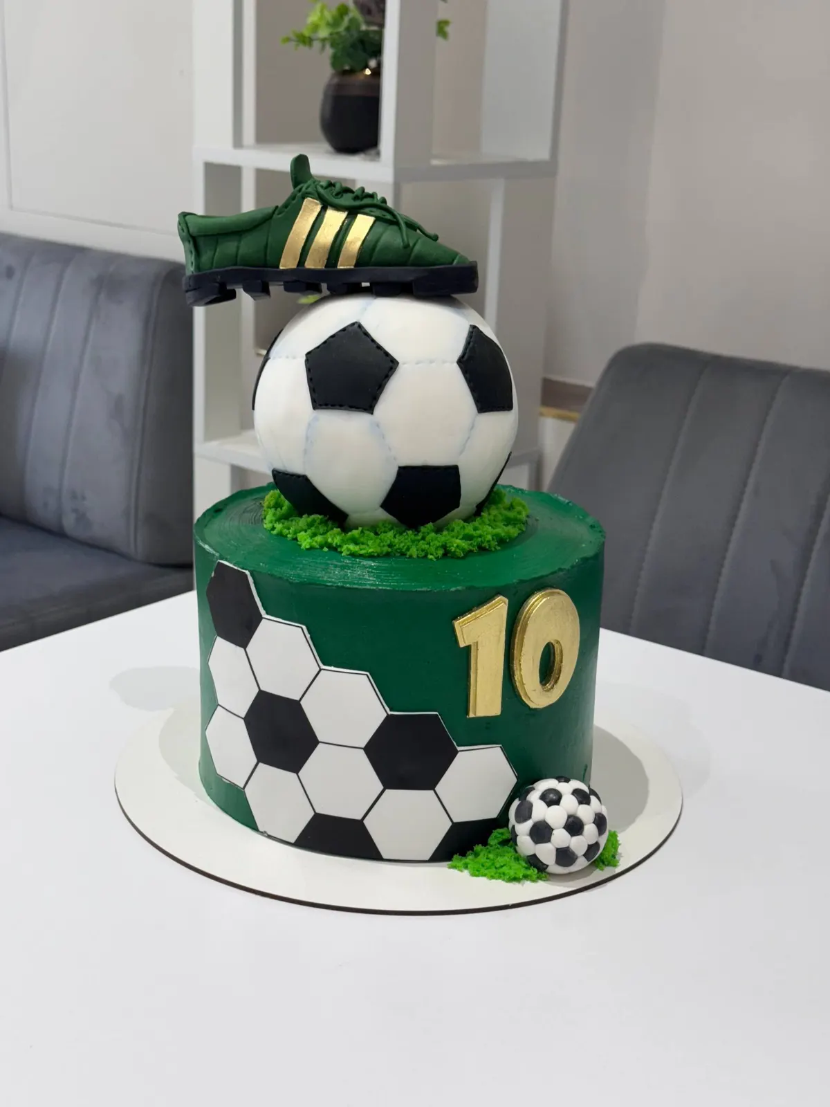 Футбольный торт на 10 лет с бутсой и мячом