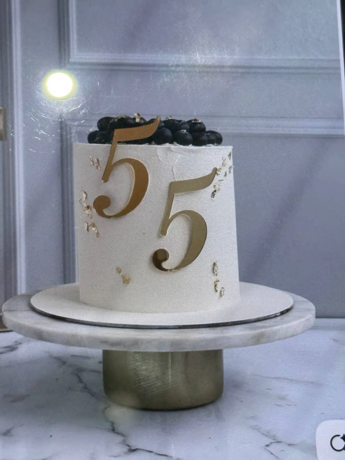 Белый юбилейный торт с золотыми цифрами 55