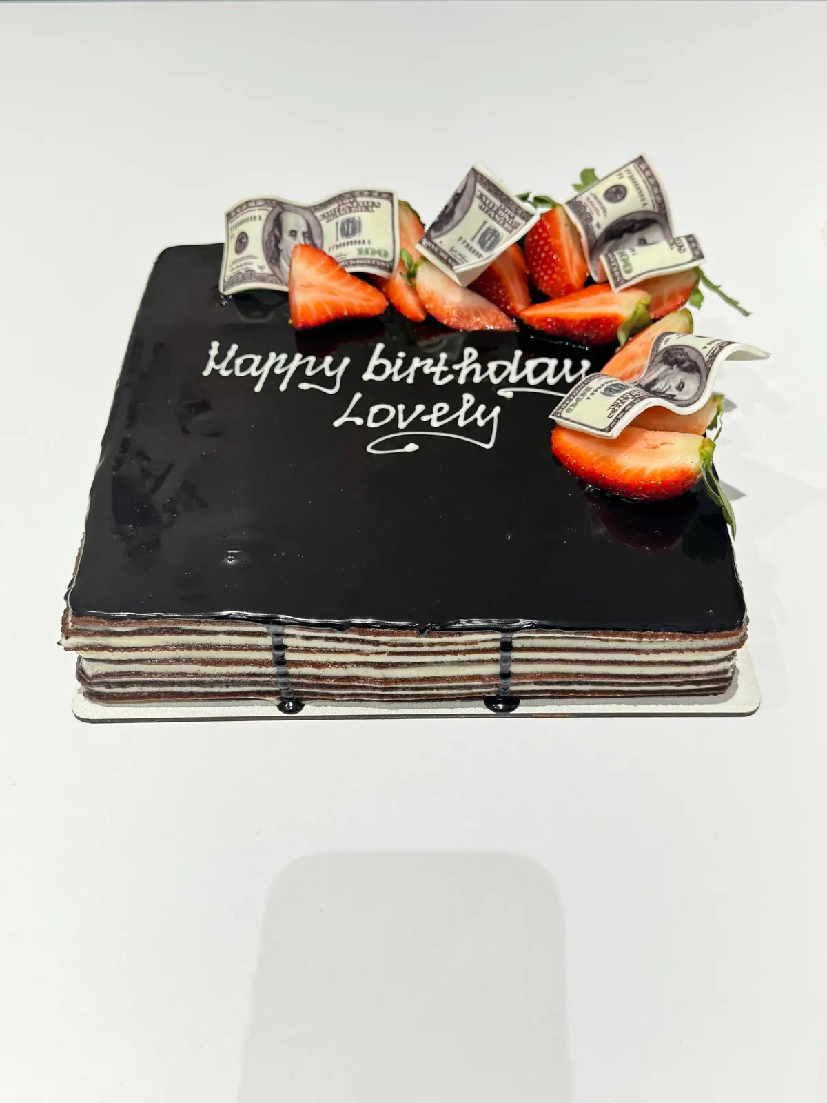 Шоколадный торт «Happy birthday» с клубникой