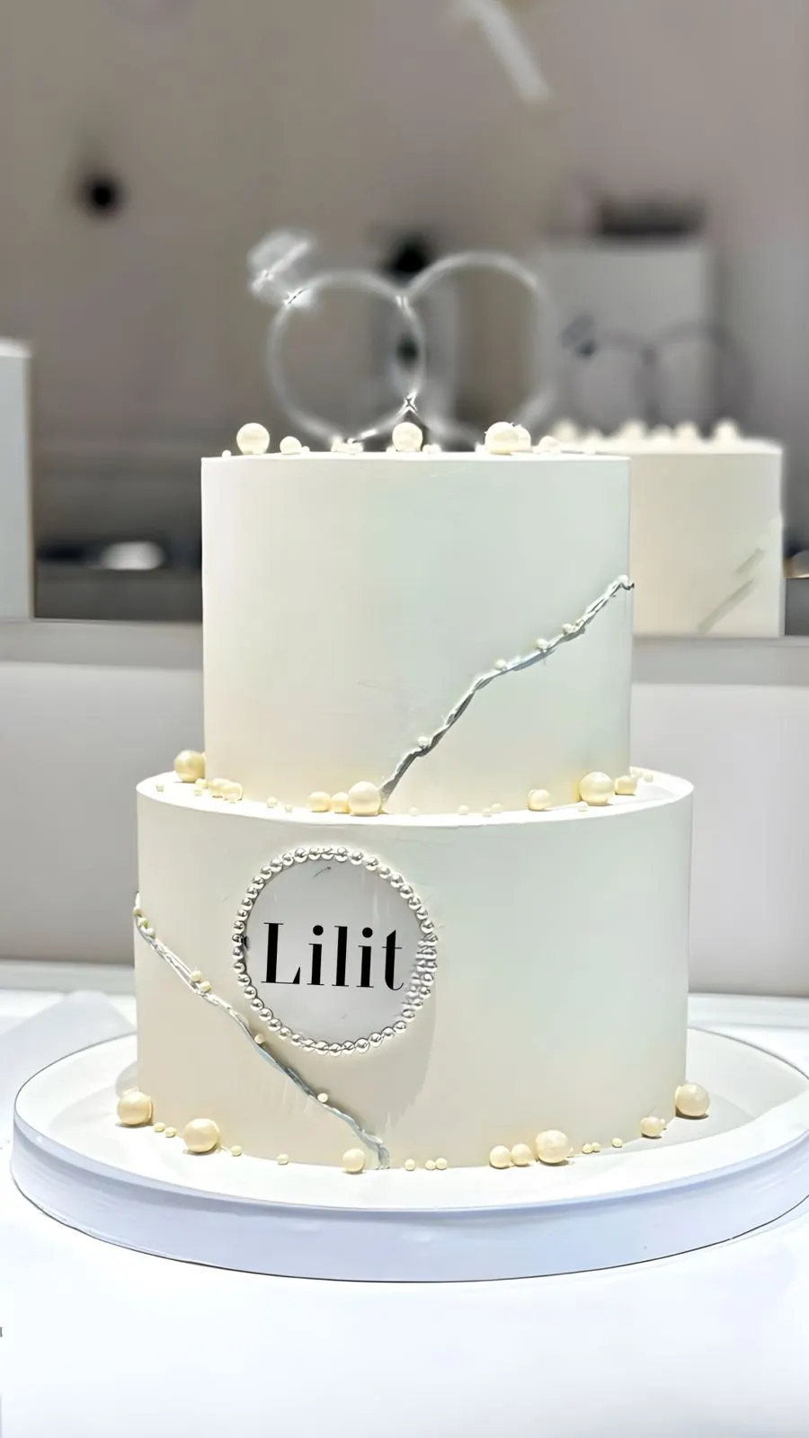 Двухъярусный белый торт с логотипом Lilit