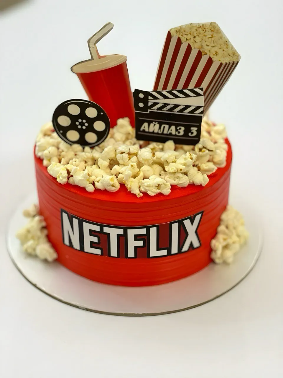 Тематический торт «Netflix» с попкорном